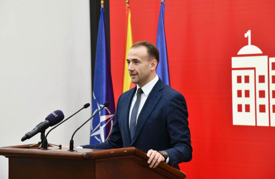 ИСПРАВАМЕ ДЕЦЕНИСКА НЕПРАВДА! Денеска го претставуваме Предлог-законот за трансформација во редовен работен однос, објави Стојаноски
