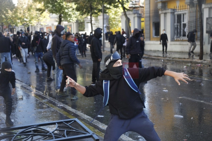 СЕ БАРА ОСТАВКА ОД РАМА: Повредени 16 полицајци во протестите во Тирана