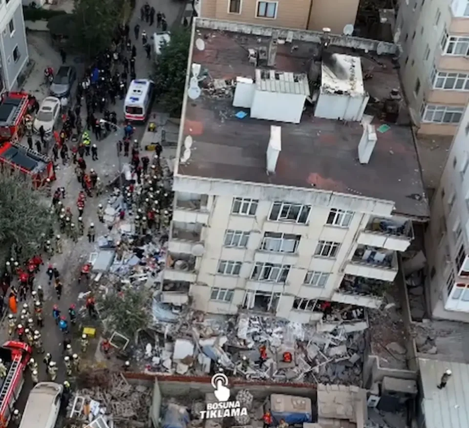 (ВИДЕО) СЕ СРУШИ СЕДУМКАТНИЦА ВО ИСТАНБУЛ: Спасувачките екипи трагаат по луѓе во урнатините