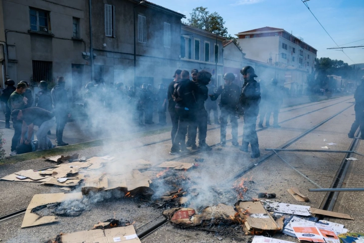 ПОРАДИ ВЛОШЕНИ УСЛОВИ ВО ОБРАЗОВАНИЕТО: Протест на ученици во Франција, затворени околу 500 училишта
