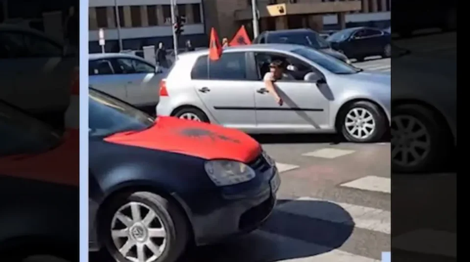 (ВИДЕО) ПОЛИЦИЈАТА ГО КАЗНИ: Со „голф“ и развеани знамиња стоел на фрекфентна раскрсница во центарот на Скопје